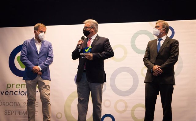 El presidente de Emproacsa, Esteban Morales (centro), recoge el galardón de los Premios Prevencionar