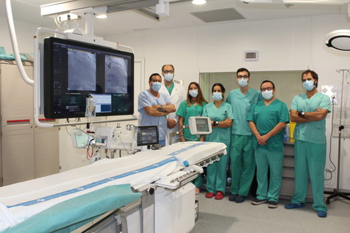Imatge de l'equip del Servei de Cardiologia de l'Hosputal Arnau de Vilanova de Lleida, a la nova sala d'hemodinmica del centre, el 28 de setembre del 2020. (Horitzontal)