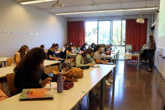 Pla obert d'alumnes fent classe amb mascareta en una aula del Campus Catalunya de la URV en el primer dia del curs 2020-2021. Imatge del 28 de setembre del 2020. (Horitzontal)