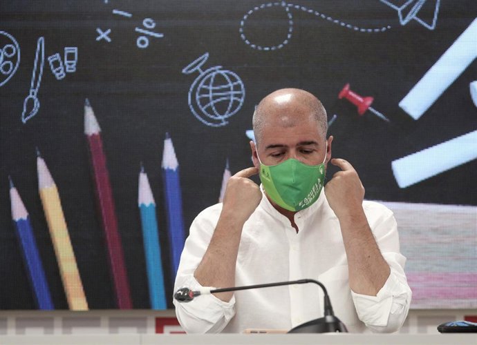 El secretario general de CCOO, Unai Sordo, se quita la mascarilla para presentar el "Informe inicio de curso 2020-2021.  Recuperar la presencialidad con seguridad", en la sede de Comisiones Obreras, en Madrid (España), a 2 de septiembre de 2020.