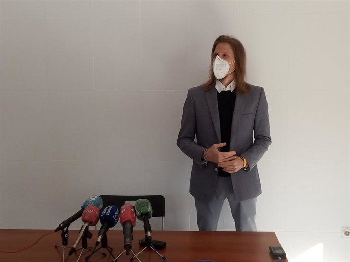 El secretario general de Podemos en Castilla y León, Pablo Fernández, durante su comparecencia de prensa en León.