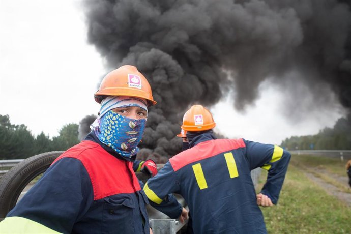 Trabajadores de Alcoa San Cibrao durante una manifestación en la que cortaron la Autopista A6.