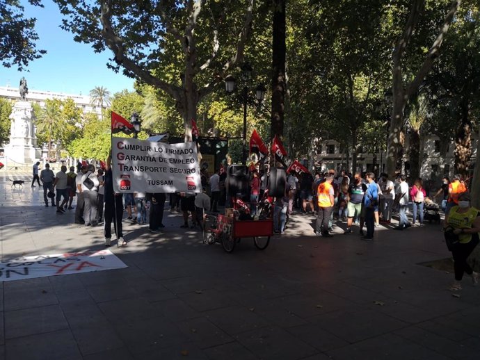 Concentración de trabajadores de Tussam en la Plaza Nueva