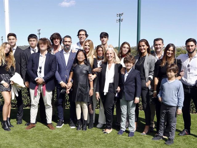 La familia del empresario ha acudido a un emotivo homenaje a Lorenzo Sanz en el Hipódromo de Madrid