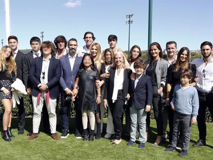 La familia del empresario ha acudido a un emotivo homenaje a Lorenzo Sanz en el Hipódromo de Madrid