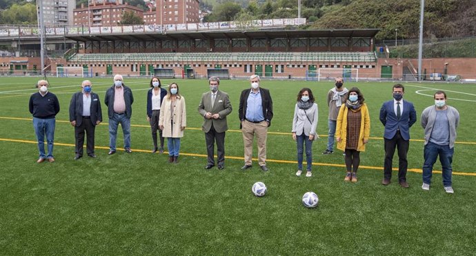 El alcalde visita el campo de fútbol de Iparralde, en Basurto