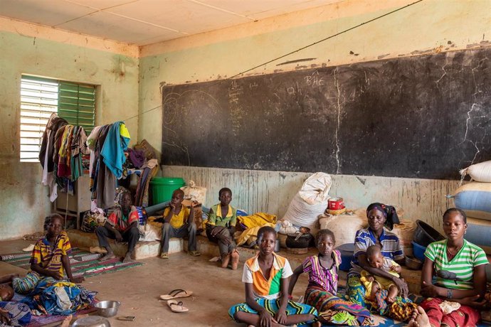 Desplazados por la violencia en Burkina Faso en una escuela en Barsalogho