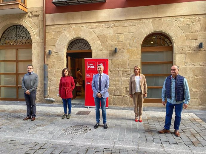El secretario general del PSOE, Francisco Ocón,  ha estado acompañado por la secretaria de Organización del PSOE, Laura Rivado, el diputado Juan Cuatrecasas y los senadores Victoria de Pablo y Pedro Montalvo.