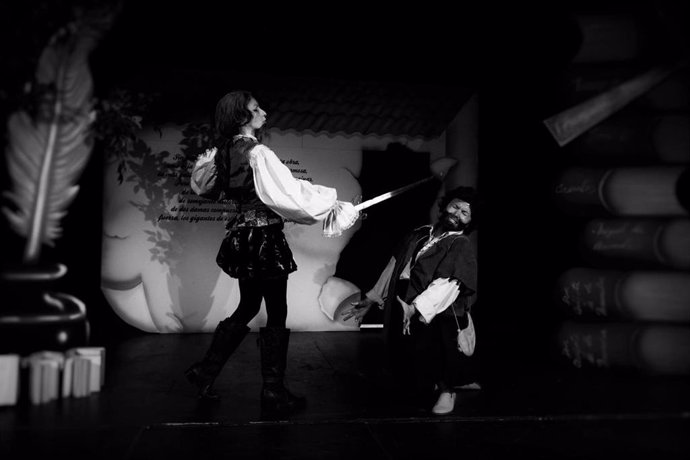Escena de la obra Don Quijote en busca de Ducinea de la academia Juna la Loca de San Fernando