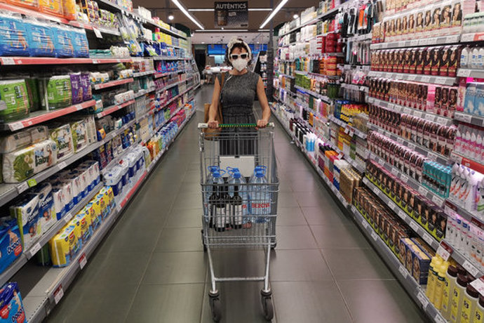 Pla obert d'una dona passejant per un supermercat amb un carro i mascareta en una imatge promocional d'un dels espectacles del Temporada Alta. Imatge cedida a l'ACN el 28 de setembre de 2020 (Horitzontal)