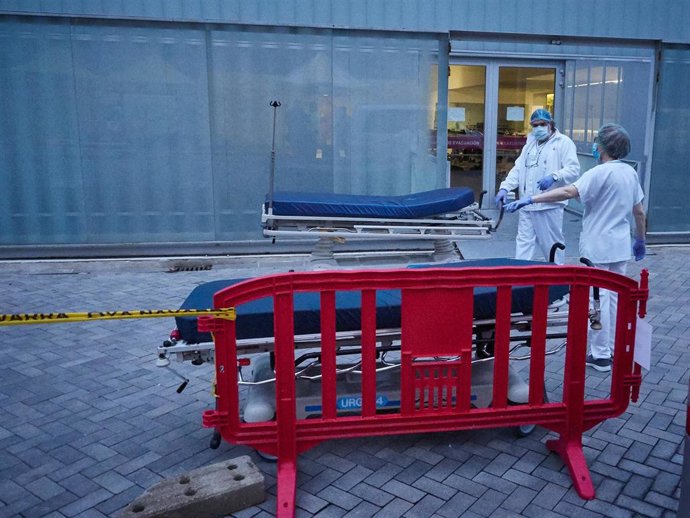 Personal sanitario del Hospital de Navarra traslada una camilla desinfectada en el Servicio de Urgencias 