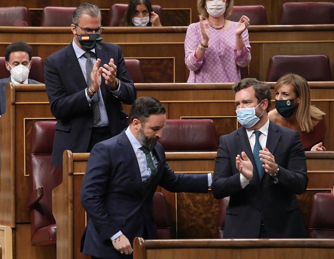 El secretario general de Vox, Javier Ortega Smith  y el portavoz de Vox en el Congreso de los Diputados, Iván Espinosa de los Monteros , aplauden al presidente de Vox, Santiago Abascal 