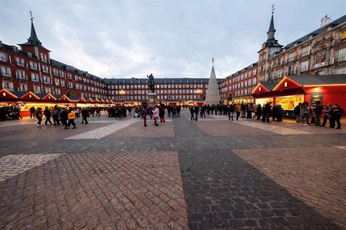 Mercadillo navideño en la Plaza Mayor de Madrid.