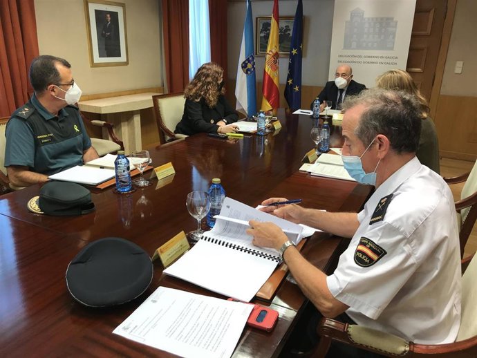 El delegado del Gobierno, Javier Losada, en una reunión con efectivos de la Guardia Civil y Policía Nacional