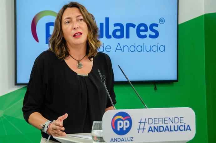 La secretaria general del PP-A, Loles López, en rueda de prensa.