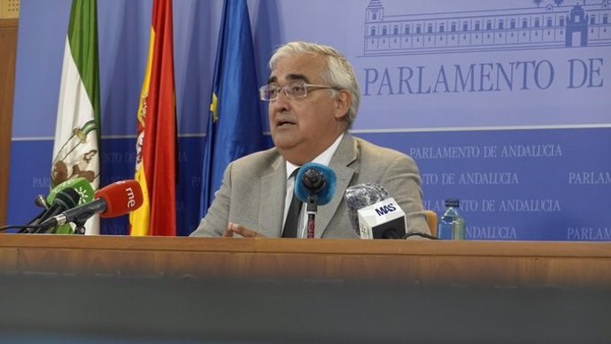 En rueda de prensa el portavoz socialista de Hacienda, Antonio Ramírez de Arellano