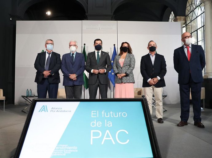 El presidente de la Junta, Juanma Moreno, y la consejera de Agricultura, Carmen Crespo, posan con las organizaciones agrarias firmantes de la declaración institucional El futuro de la PAC.