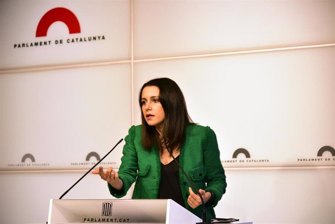 La presidenta de Ciudadanos, Inés Arrimadas, en una rueda de prensa en el Parlament de Cataluña.