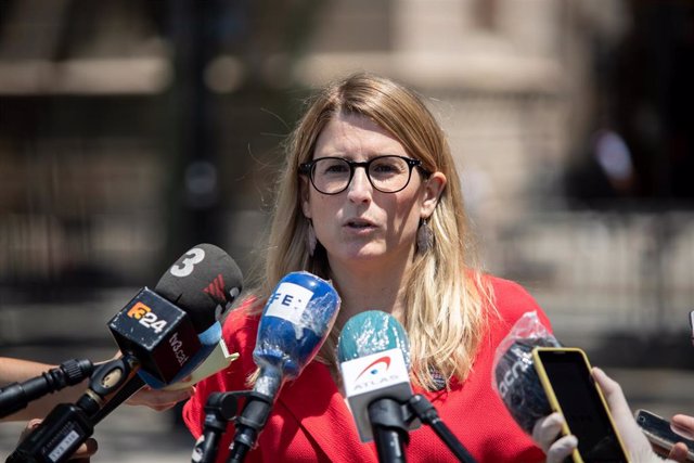 La diputada de JxCat en el Parlament de Catalunya Elsa Artadi, atiende a los medios de comunicación durante una nueva concentración por la libertad de los presos del 1-O frente al Tribunal Superior de Justicia de Catalunya (TSJC) a la que han acudido repr