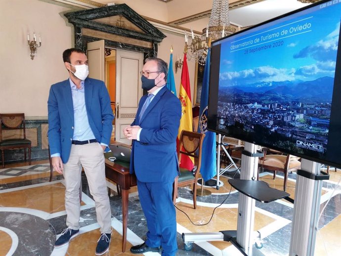El responsable del Observatorio de Turismo de Oviedo, Javier Rebollo y el edil Alfredo Quintana en el Ayuntamiento de Oviedo.