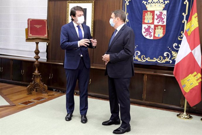 El presidente de la Junta, Alfonso Fernández Mañueco (izquierda), recibe al ministro de Agricultura, Pesca y Alimentación, Luis Planas (derecha).