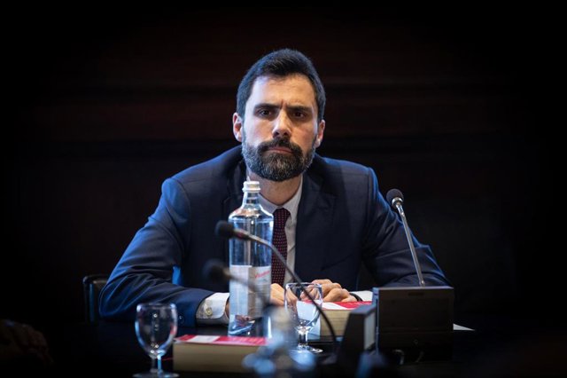 El presidente del Parlamento catalán, Roger Torrent, durante la reunión de la Mesa del Parlament en Barcelona para tratar la crisis del coronavirus y valorar si se aplazará el pleno de la semana que viene en el que está previsto celebrar el debate final d