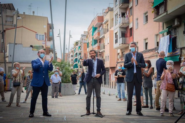 El presidente del PP catalán, Alejandro Fernández, el presidente del Partido Popular, Pablo Casado, y el alcalde de Badalona (Barcelona), Xavier García Albiol en una visita a Badalona el 17 de septiembre de 2020