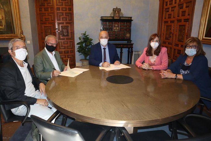 El presidente de la Diputación de Córdoba, Antonio Ruiz (centro), firma el acuerdo con 'Córdoba Futura'