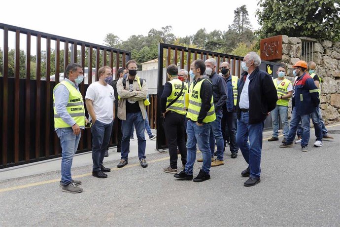 Representantes del comité de empresa de Alcoa a las puertas del Pazo de Cea, antes de la celebración de una mesa de negociación convocada por la compañía, en Nigrán, Pontevedra, Galicia (España), a 28 de septiembre de 2020. 