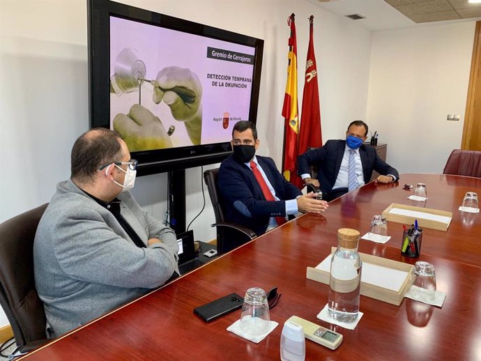 El consejero, acompañado por el director general de Vivienda, José Francisco Lajara, mantiene un encuentro con el presidente del Gremio de Cerrajería de la Región de Murcia, Francisco Martínez, y el secretario general de Fremm, Andrés Sánchez.