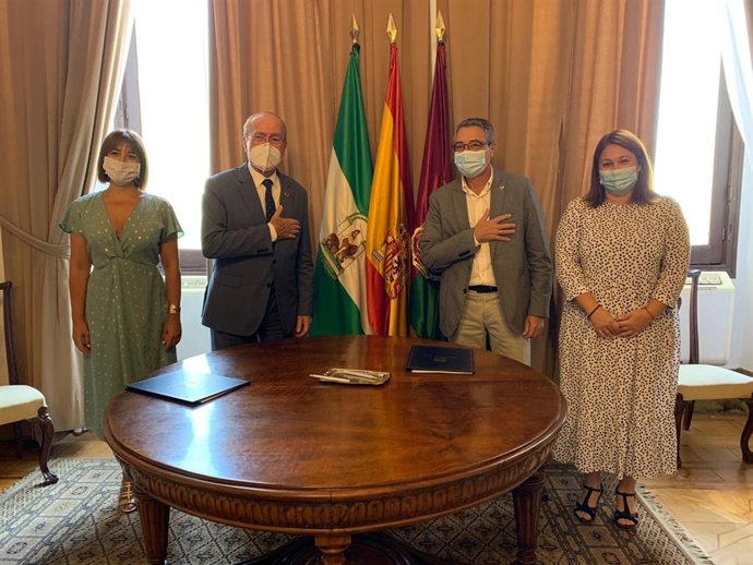 El alcalde de Málaga, Francisco de la Torre y el presidente de la Diputación Provincial, Francisco Salado,  suscriben un acuerdo