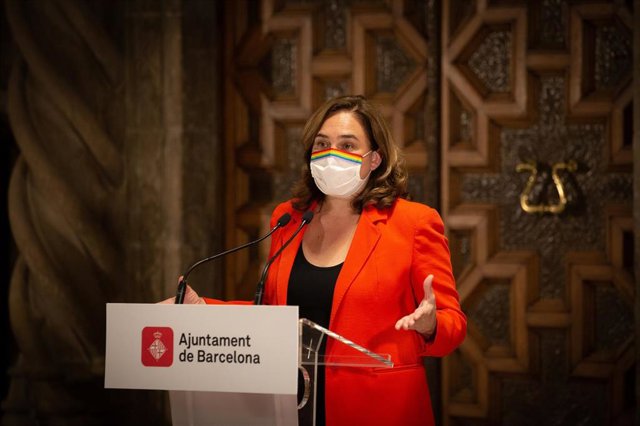 La alcaldesa de Barcelona, Ada Colau, durante una rueda de prensa en el Ayuntamiento de Barcelona.