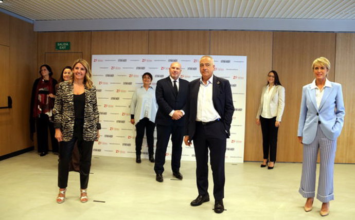Pla general del debat 'Directives davant l'horitzó 2050', amb la participació de Carme Artigas, Merc Conesa, Rosa Alarcón, Blanca Sorigué, Regina Llopis i Sara González. Imatge del 28 de setembre de 2020. (Horitzontal)
