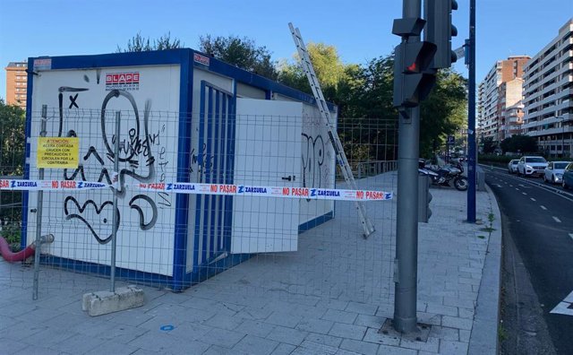 Caseta de obra en el paseo de Isabel la Católica, donde se llevará a cabo la remodelación del carril bici.