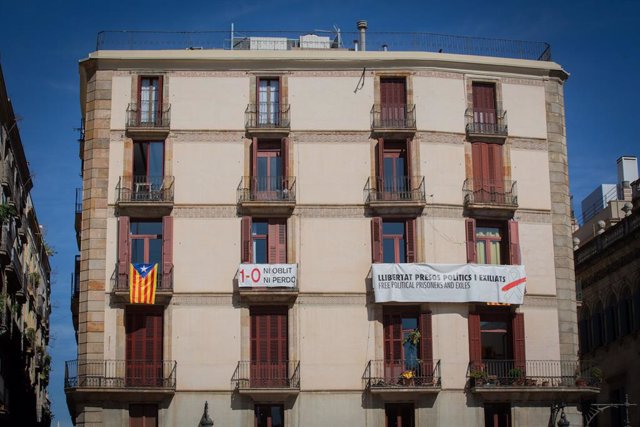Pancartas en la plaza Sant Jaume de Barcelona, junto al Palau de la Generalitat, tras inhabilitarse al presidente Quim Torra, el 28/9/2020