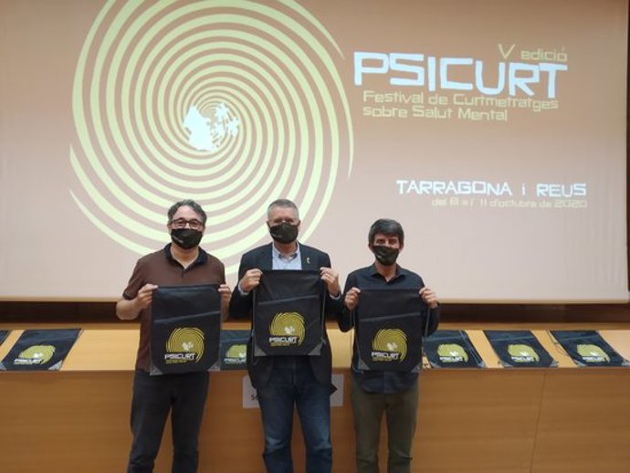 Pla americ de l'alcalde de Tarragona, Pau Ricom, sostenint el cartell de la cinquena edició del Psicurt entre el director cinematogrfic del festival, Josep Varo (esquerra), i el coordinador, Jaume Descarrega (dreta), el 28/09/20. (Horitzontal)