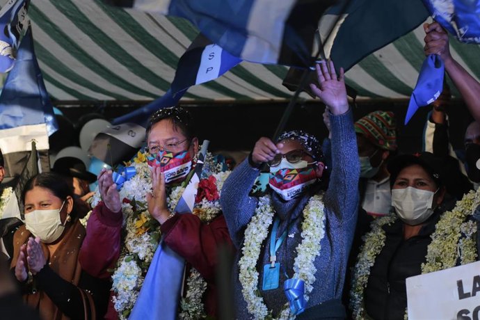 El expresidente y candidato a la Presidencia de Bolivia pr el MAS, Luis Arce, a la izquierda, durante un acto de campaña. 