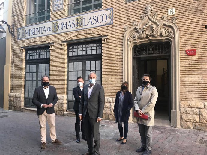 El alcalde de Zargoza, Jorge Azcón; el consejero municipal de Urbanismo, Víctor Serrano;  y concejal delegada de Vivienda, Carolina Andreu; delante del edificio reahabilitado de la Imprenta Blasco