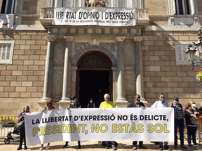 El exconcejal de ERC Jordi Pesarrodona en la concentración ante la Generalitat contra la inhabilitación del presidente Quim Torra, el mismo día en que le condenan a él mismo por desobediencia el 1-O, el 28/9/20