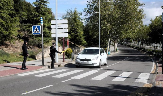 Agentes de la Policía Nacional dan el alto a un vehículo particular en un control en la entrada de la localidad madrileña de Pozuelo de Alarcón un día después de que el ministro del Interior, Fernando Grande-Marlaska, anunciara que "adaptará" los dispos