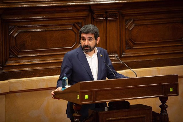 El Consejero de Trabajo, Asuntos Sociales y Familias de la Generalitat, Chakir El Homrani, durante su intervención en una sesión plenaria, en el Parlament en la que se debatió la gestión de la crisis sanitaria del COVID-19 , a 1 de julio de 2020.