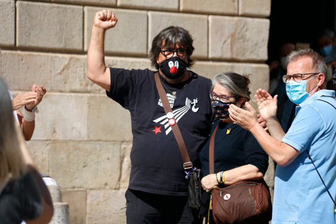 Jordi Pesarrodona alant el puny a plaa Sant Jaume, a Barcelona, el 28/09/2020 (horitzontal)