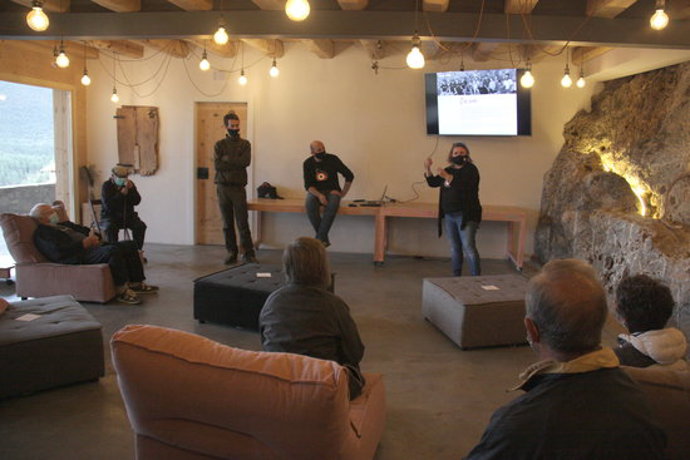 Pla general de la presentació de la cooperativa Boumort Indmit Ecoturisme a diversos agents del territori duta a terme a l'allotjament rural Cal Rossa de Taús, a les Valls d'Aguilar (Alt Urgell). Imatge del 28 de setembre de 2020 (Horitzontal).