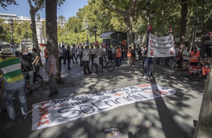 Trabajadores de Tussam concentrados ante el Ayuntamiento de Sevilla 