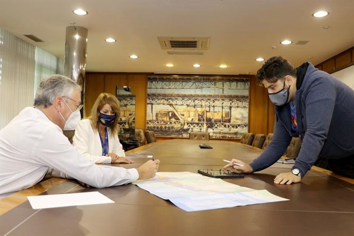 Reunión entre la presidenta del Puerto, Pilar Miranda, y el chef Xanty Elías.