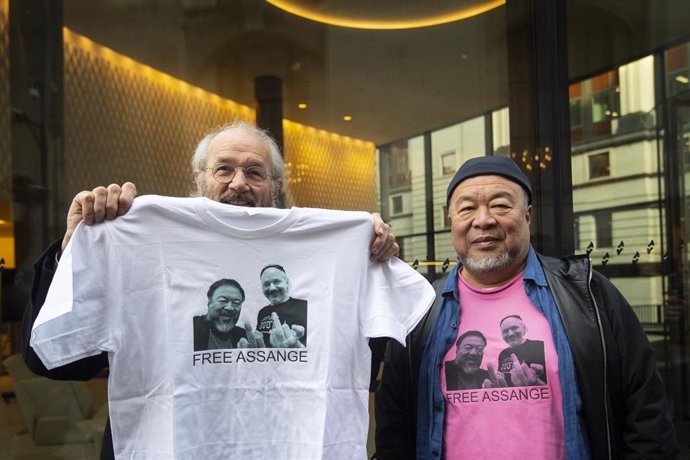 Ai Weiwei y el padre de Assange frente al juzgado.