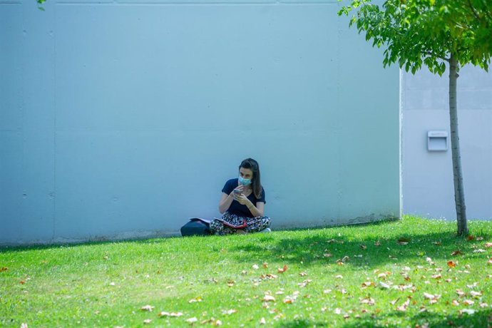 Una estudiante en el Campus de la Universidad Autónoma de Madrid, en Madrid (España), a 9 de julio de 2020. 