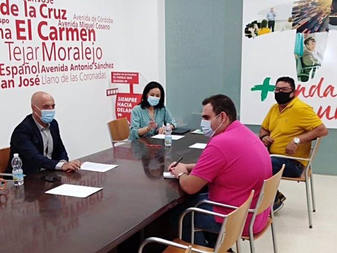 Hurtado y Crespín (izda.) en la reunión con los feriantes en la sede del PSOE de Aguilar de la Frontera.