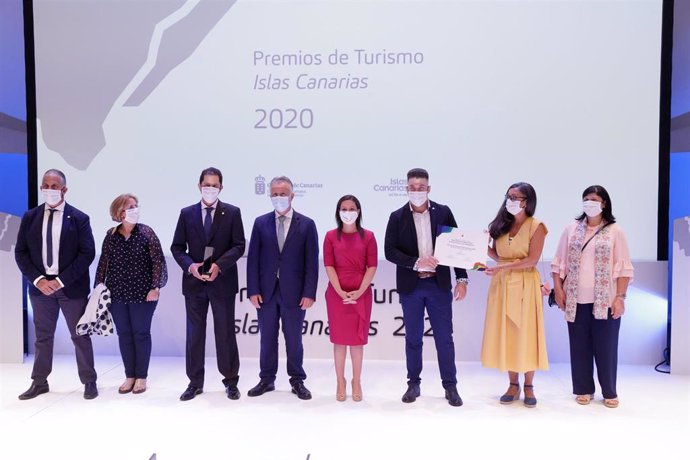 El presidente de Canarias, Ángel Víctor Torres, y la consejera de Turismo, Yaiza Castilla, junto a los premiados en el 'Día del Turismo'