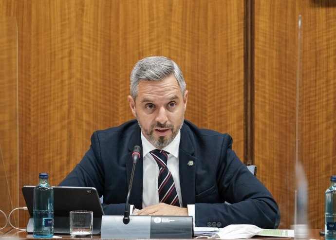 El consejero de Hacienda, Juan Bravo, este lunes durante su comparecencia en la Comisión de Asuntos Europeos del Parlamento de Andalucía.